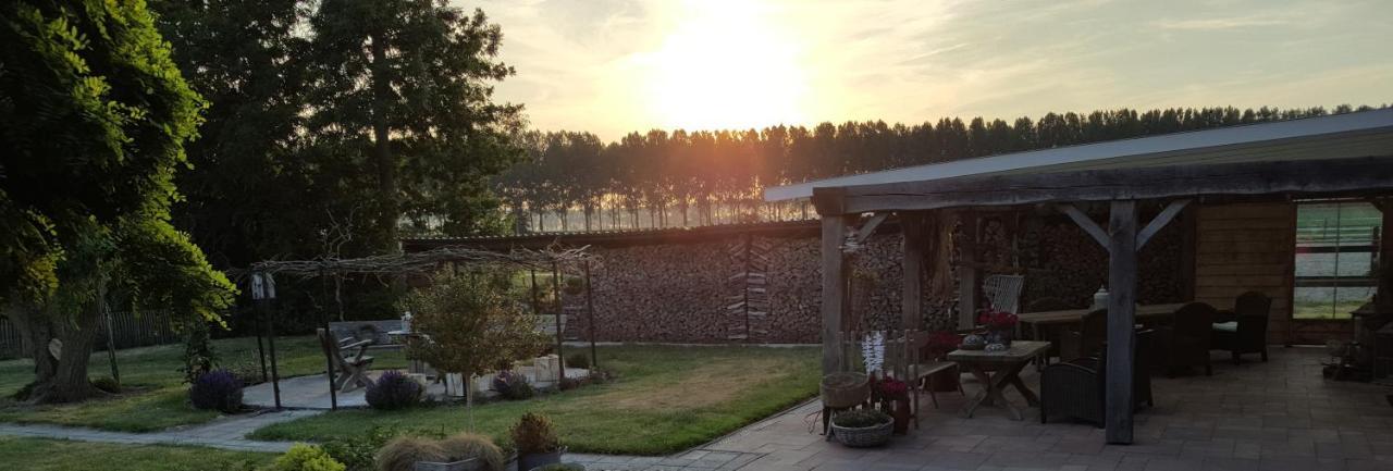 Bed & Breakfast De Kienstee Schoondijke Exterior photo